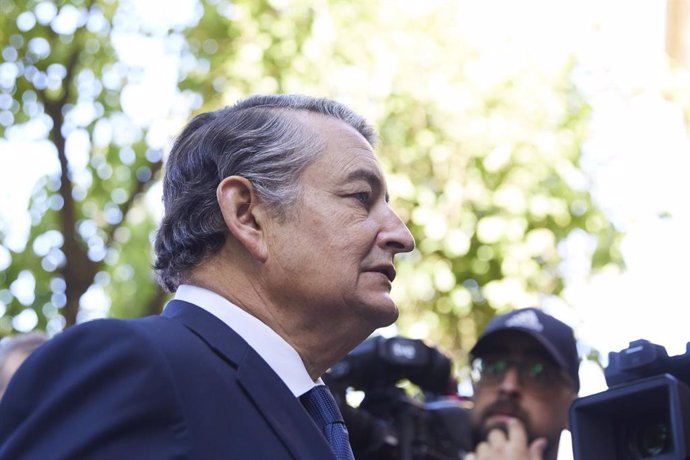 El consejero de Presidencia, Interior y Diálogo Social de la Junta de Andalucía, Antonio Sanz, durante la fotografía de familia con el Consejo de Gobierno de la XII Legislatura de la Junta de Andalucía en el Palacio de San Telmo, a 26 de julio de 2022 e