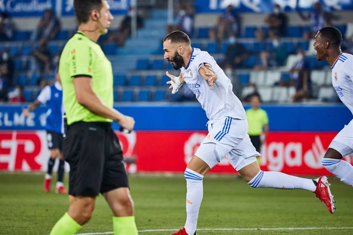 Archivo - Karim Benzema celebra un gol en un partido de LaLiga Santander en Mendizorroza contra el Alavés.