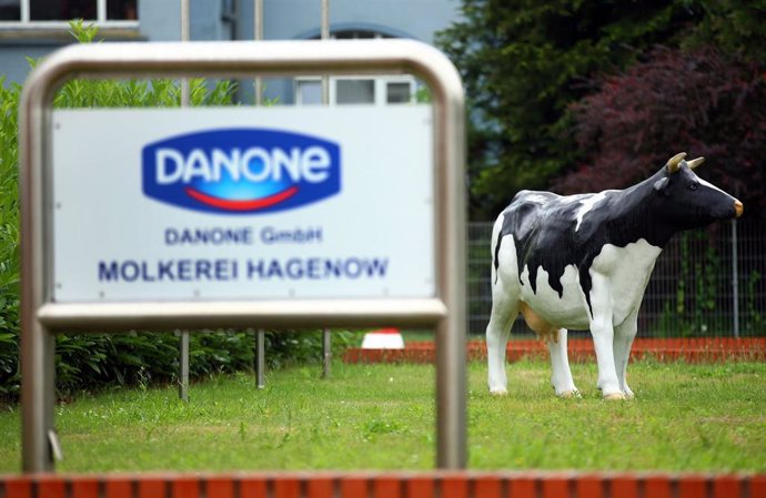 Archivo - FILED - 11 June 2014, Hagenow: A plastic cow stands in front of a dairy of French company Danone in Hagenow.  Photo: Jens Büttner/dpa-Zentralbild/dpa