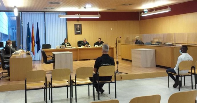 Juicio contra el acusado de rociar con gasolina a un desconocido en una calle de Gijón e intentar prenderle fuego , en la Sección Octava de la Audiencia Provincial de Asturias con sede en Gijón