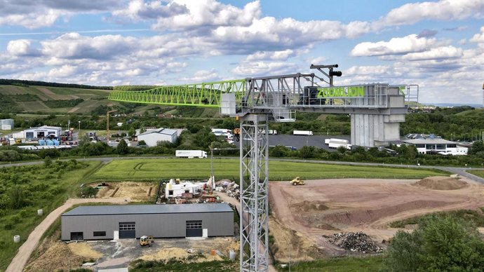 W220-10S, the first flat-top tower crane jointly developed by the Chinese and German teams