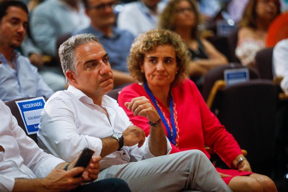 El coordinador de General del PP, Elías Bendodo, y la portavoz del PP en el Parlamento Europeo, Dolors Montserratdurante el XIV congreso del Partido Popular catalán, a 23 de julio de 2022, en Barcelona, Cataluña (España). 