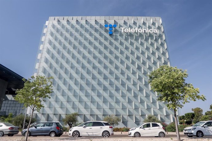 Fachada de la sede de la multinacional española Telefónica, situada en la Ronda de la Comunicación, en el denominado Distrito Telefónica, a 22 de Julio de 2022, en el barrio de Las Tablas,  Madrid, (España).