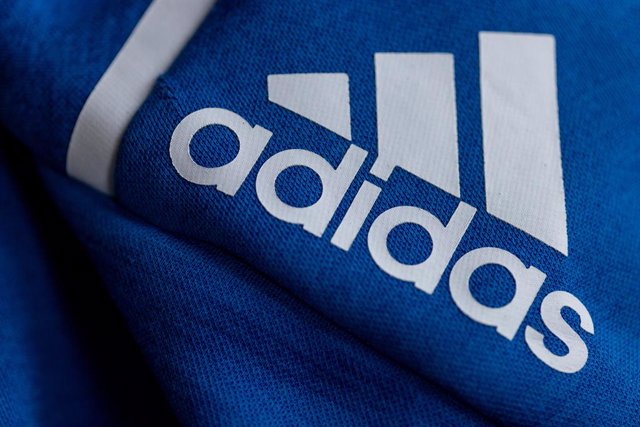 Archivo - FILED - 08 March 2022, Bavaria, Herzogenaurach: The logo of the sporting goods manufacturer Adidas is seen on a blue jacket. Photo: Daniel Karmann/dpa