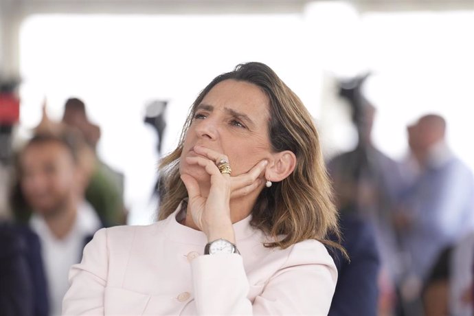 La vicepresidenta tercera del Gobierno y ministra para la Transición Ecológica y el Reto Demográfico, Teresa Ribera, durante el bautizo de la plataforma eólica marina flotante DemoSATH en Punta Sollana, a 20 de julio de 2022, en Bilbao, País Vasco (Espa