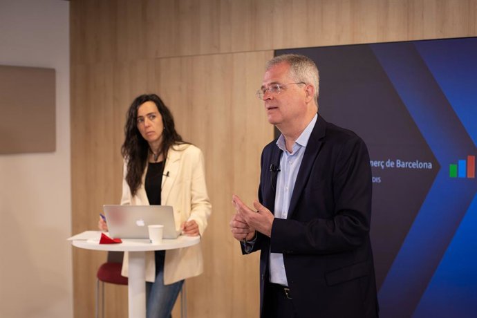 Archivo - La presidenta de la Cambra de Barcelona, Mnica Roca, i el director del Gabinet d'Estudis de la Cambra, Ramon Rovira