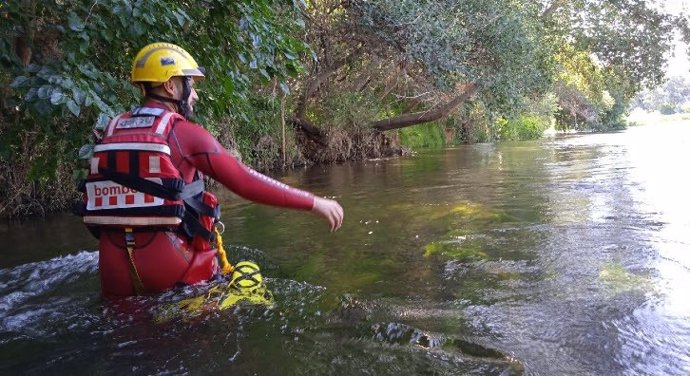 Un bombero participa este miércoles en la búsqueda de un chico desaparecido en el río Ebro a la altura de Benissanet (Tarragona) desde este lunes