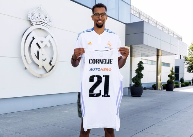 El ala-pívot francés Petr Cornelie posa con la camiseta del Real Madrid