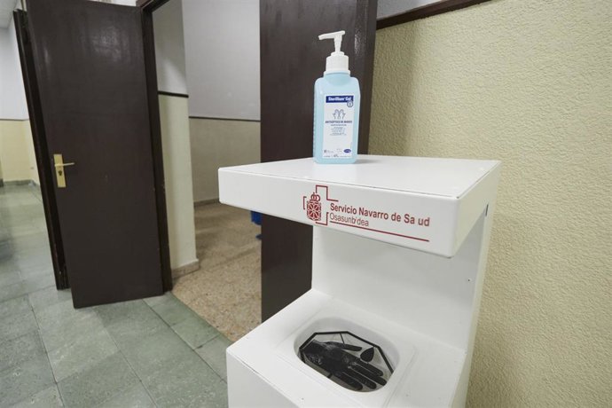 Archivo - Gel hidroalcohólico en un centro de vacunación en Navarra.