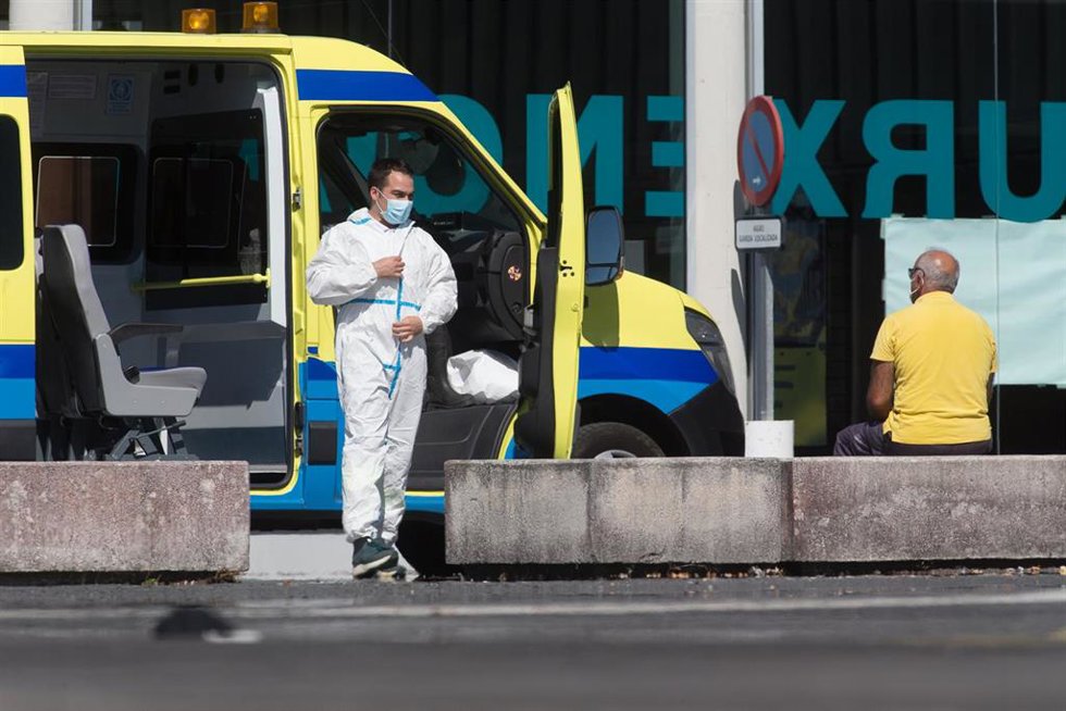 Archivo - Un profesional sanitario baja de la ambulancia en la que viaja un paciente con Covid-19 que ha sido trasladado desde el Hospital de O Incio al Hospital de Lugo, Galicia (España), a 3 de septiembre de 2020. El centro de O Incio ha registrado ya