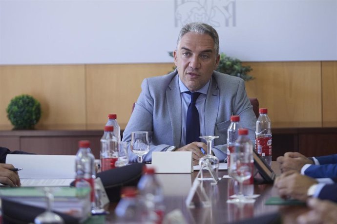 El coordinador de General del PP, Elías Bendodo, preside una reunión durante visita la sede regional de la Unidad de Policía Adscrita, a 19 de julio de 2022 en Sevilla (Andalucía, España)