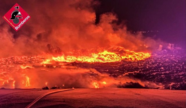 Un incendio quema escombros y vegetación en un vertedero de Monóver (Alicante)