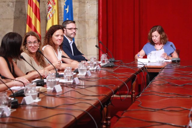 La presidenta del Govern, Francina Armengol, junto al alcalde de Palma, José Hila, y las presidentas de los Consells