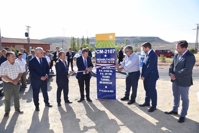 El presidente de C-LM, Emiliano García-Page, inaugurando, junto con el consejero de Fomento, Nacho Hernando, y el alcalde de Milmarcos, Fernando Marchán, la remodelación de la CM-2107 en el tramo entre Turmiel a Milmarcos