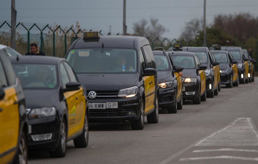 Archivo - Varios taxis en el Aeropuerto de El Prat de Barcelona