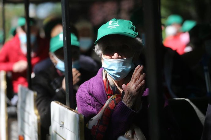 Archivo - Varias personas mayores de una residencia durante una visita al zoo de Madrid.