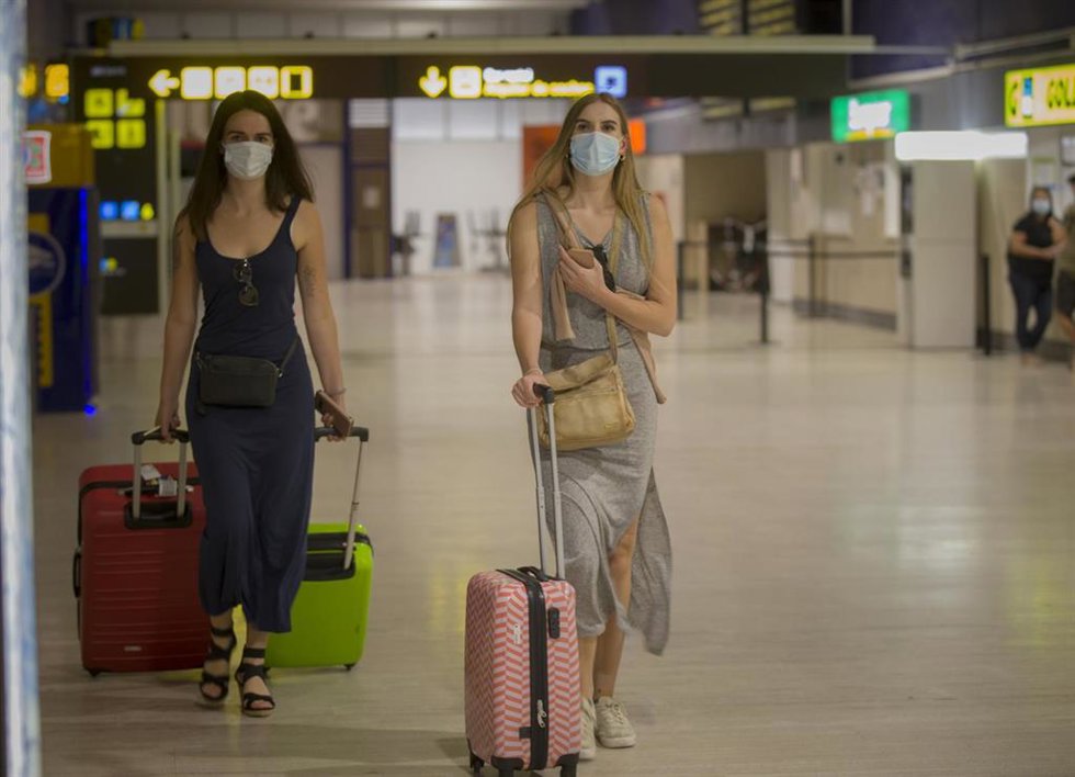 Archivo - Turistas en el aeropuerto de Sevilla, imagen de archivo 