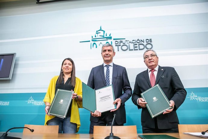La consejera de Bienestar Social, Bárbara García Torijano, firma el convenio de colaboración con la Diputación de Toledo para la prestación de servicios y ayudas de emergencia para paliar situaciones de necesidad o vulnerabilidad social infantil.