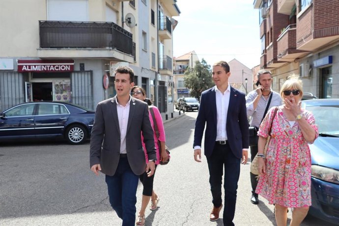 El secretario general del PSOE de Madrid, Juan Lobato, visita El Escorial para conocer la problemática existente ante la falta del desarrollo urbanístico del Ensanche.