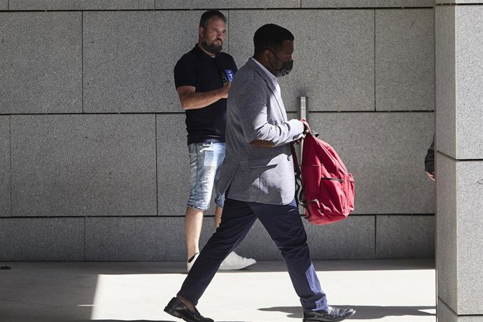 Archivo - El marinero Samuel Kwesi (gris) se cruza con el sobrino del patrón, Eduardo Rial, tras testificar en la Audiencia Nacional.