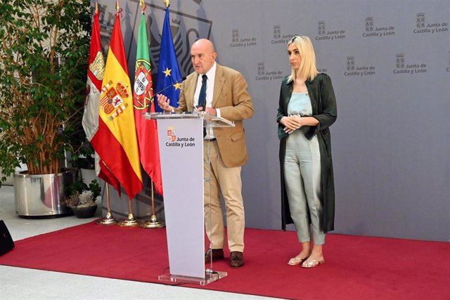 Carnero y Ferreira atienden a los medios tras la reunión de trabajo celebrada en Valladolid