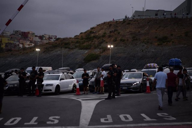 Largas colas en la frontera de Ceuta por la Operación Paso del Estrecho