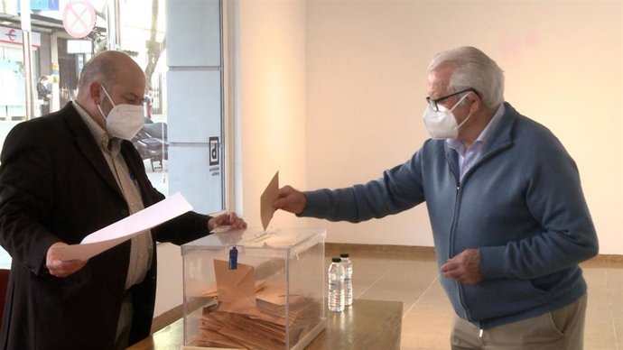 Archivo - Voto anticipado para la consulta sobre la fusión Don Benito y Villanueva