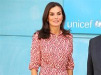 La Reina Letizia, más juvenil que nunca con un vestido low cost de la Princesa Leonor