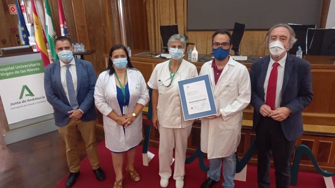 La unidad de Farmacia del Hospital Universitario Virgen de las Nieves recibe la certificación de calidad.