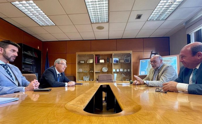 El alcalde de Rincón de la Victoria, Francisco Salado, y el concejal de Urbanismo, Miguel Ángel Jiménez, reunidos con el director general de Carreteras, Javier Herrero, y el jefe de Demarcación de Andalucía Oriental, Salvador Fernández.