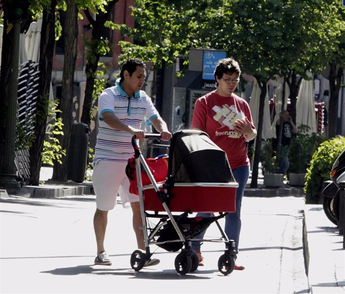 Archivo - Un padre con un carrito de bebé, imagen de archivo 