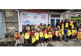 Entrega de 300 mochilas por parte de la Fundación Renault a la comunidad nepalí para mejorar la calidad educativa en el país