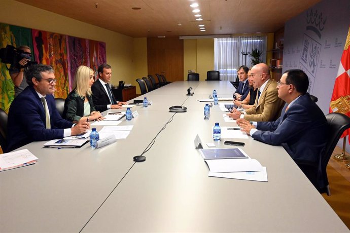 Foto de la reunión entre los representantes de la Junta de CyL y la secretaria de Estado de Desarrollo Regional de Portugal
