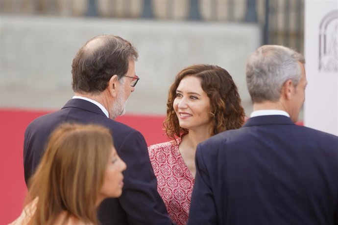 La presidenta de la Comunidad de Madrid, Isabel Díaz Ayuso saluda al expresidente del Gobierno Mariano Rajoy, en la  toma de  posesión como presidente de la Junta de Andalucía de la XII legislatura de Juanma Moreno, en la explanada del Palacio de San Te