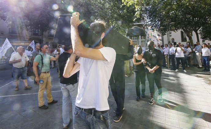 Entierro simbólico del sector agrario cordobés escenificado en un acto de protesta en Córdoba de Asaja, COAG, UPA y Cooperativas Agro-alimentarias.