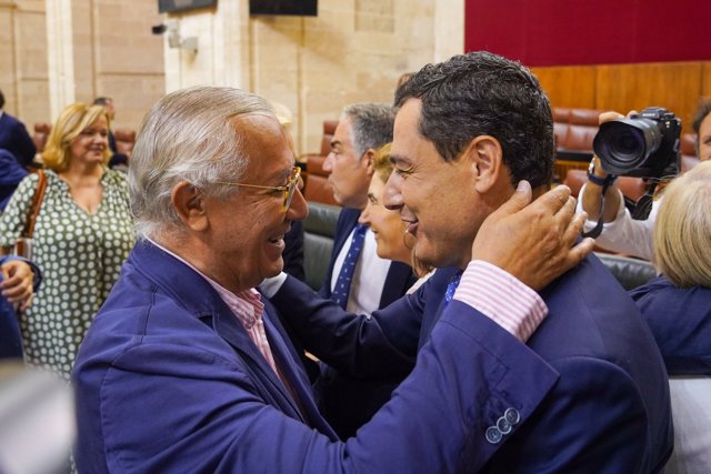 El presidente de la Junta, Juanma Morero, saluda a el senador por la comunidad, Javier Arenas, después del Pleno del Parlamento andaluz para elegir a los senadores en representación de la comunidad a 27 de julio del 2022 en Sevilla (Andalucía, España)