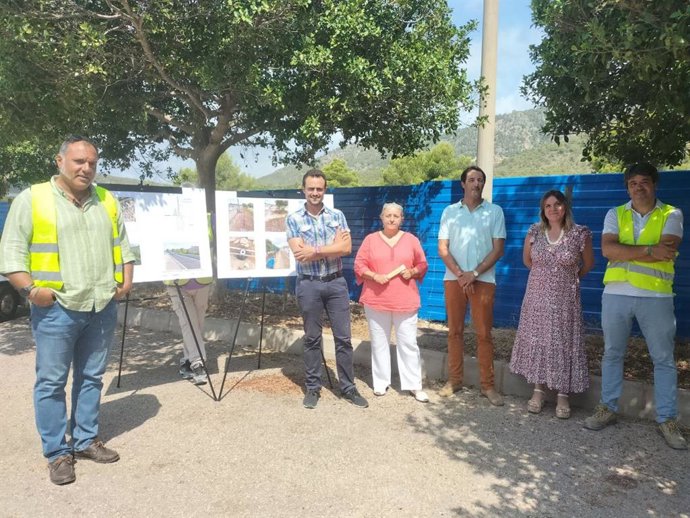 El conseller de Movilidad e Infraestructuras, Iván Sevillano, con los regidores de Calvi Marga Plomer y Joan Recasens y la directora insular de Infraestructuras, Olga Martínez.