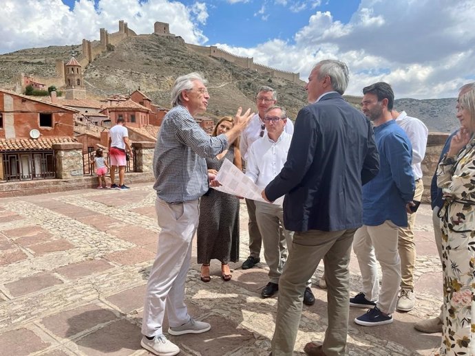 El presidente del PP Aragón, Jorge Azcón, ha visitado Albarrracín.
