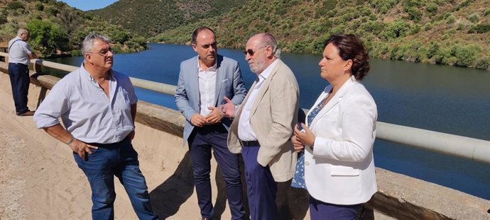 El presidente de la Diputación visita el lugar donde se ubicará la nueva potabilizadora de Castilblanco de los Arroyos.