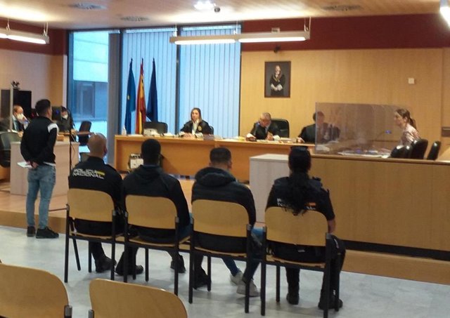 Los dos acusados de retención ilegal y tráfico de drogas, durante el testimonio de la víctima en la Sección Octava de la Audiencia Provincial de Asturias con sede en Gijón