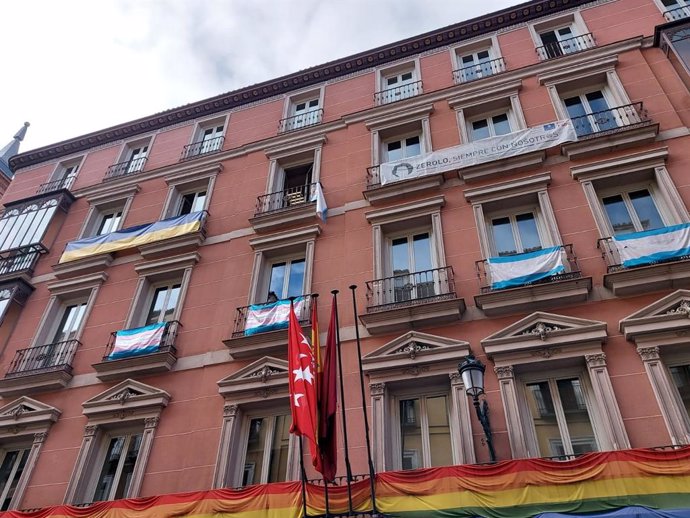 Banderas en el Edificio de grupos Municipales
