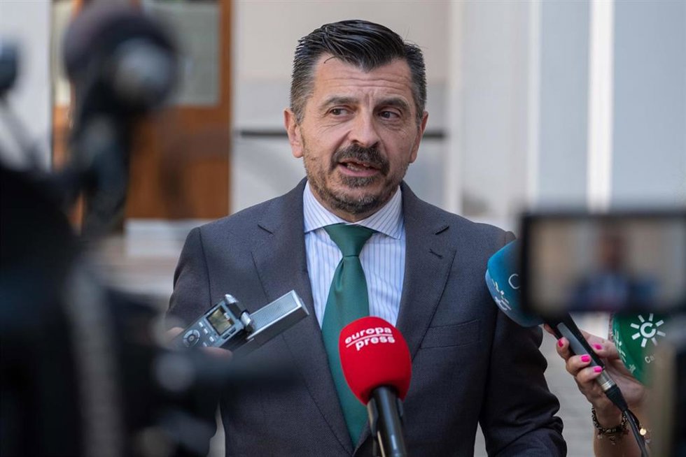 El vicesecretario general del PP-A y portavoz parlamentario, Toni Martín, en una atención a medios en el Parlamento andaluz.