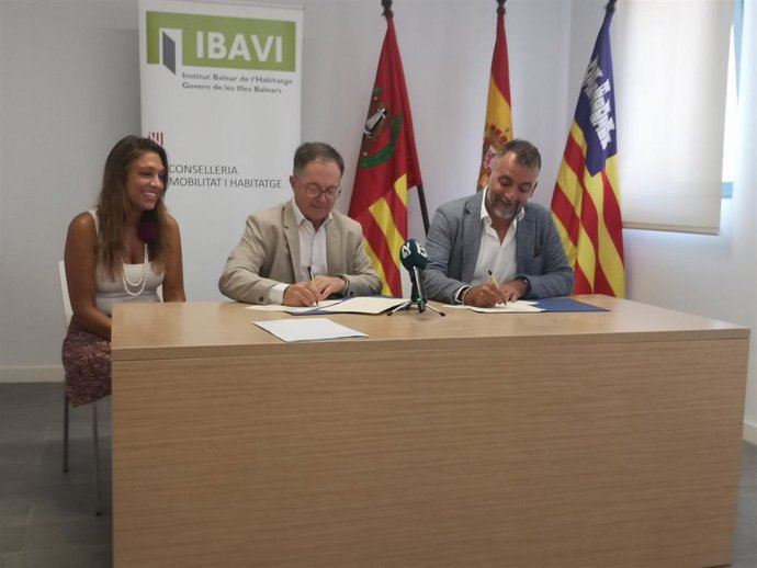 El conseller de Movilidad y Vivienda, Josep Marí y el alcalde de Sencelles, Joan Carles Verd, han firmado este miércoles el protocolo.