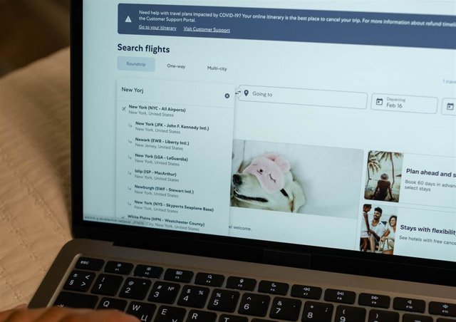 Un usuario mirando vuelos en una página web de viajes