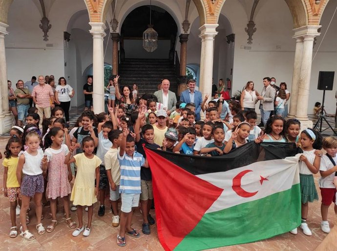 El presidente de la Diputación de Córdoba, Antonio Ruiz, y el delegado de Cooperación al Desarrollo, Ramón Hernández (al fondo), en la recepción a los niños saharauis.