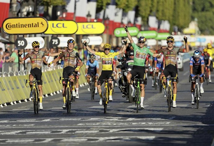 El equipo Jumbo-Visma celebra la victoria de Jonas Vigegaard durante la última etapa del Tour de Francia 2022
