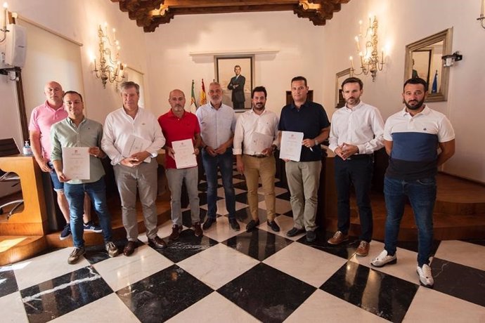 Diputación de Cáceres firma con cinco localidades la concesión de ayudas para mejorar sus campo de fútbol