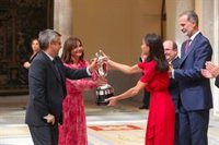 Los Reyes entregan a la decana Nuria Mendoza el Premio Nacional de las Artes y las Ciencias Aplicadas al Deporte