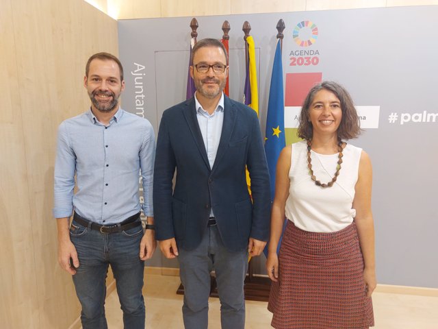 El alcalde de Palma, José Hila, junto a la regidora de Modelo de Ciudad, Vivienda Digna y Sostenibilidad, Neus Truyol, y el regidor de Deportes, Xisco Ducròs. 