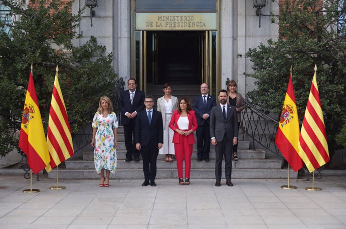 (Foto de familia de la reunión de la mesa de diálogo entre el Gobierno de España y el Govern de la Generalitat de Cataluña, en la sede del Ministerio de la Presidencia
